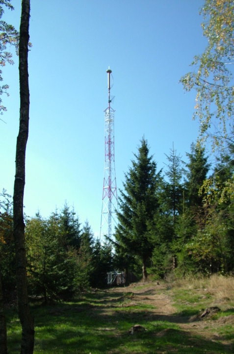 Monitorovaci vez.jpg - Stavba věže na monitorování rádiového spektra (jinak řečeno - rušička). Výstavba se prováděla včetně přístupové cesty z Rudolfova